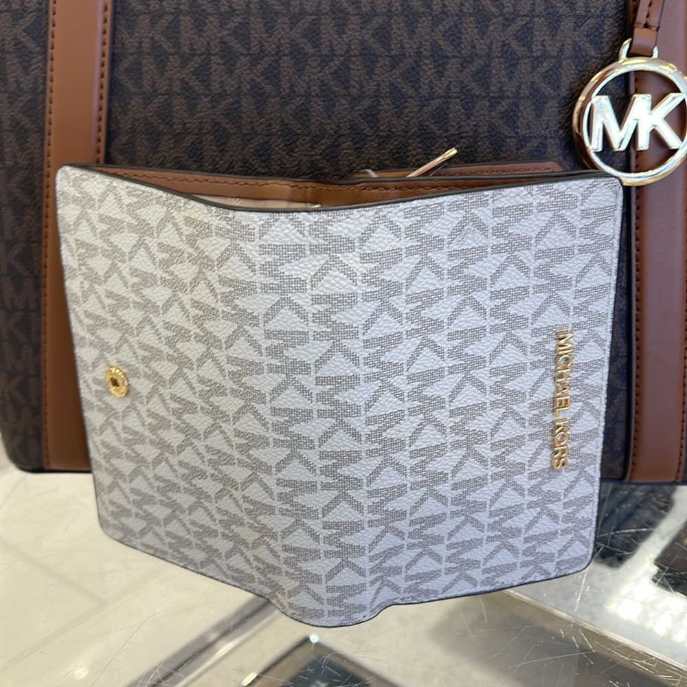 MICHAEL KORS
Medium Signature Logo Wallet 
Vanilla 
NWT - Picture 14 of 16